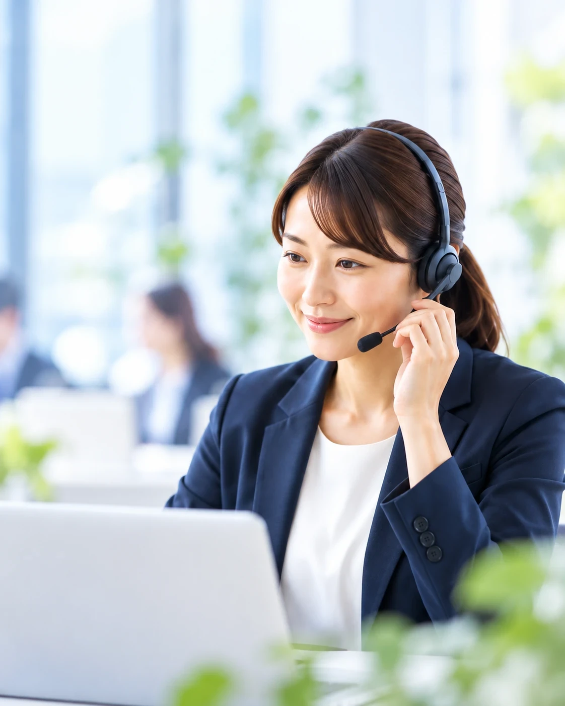 ヘッドセットを装着して確認と連絡に対応するスタッフのイメージ